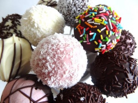 Receta: Cake Pops de chocolate y vainilla con cobertura y toppings